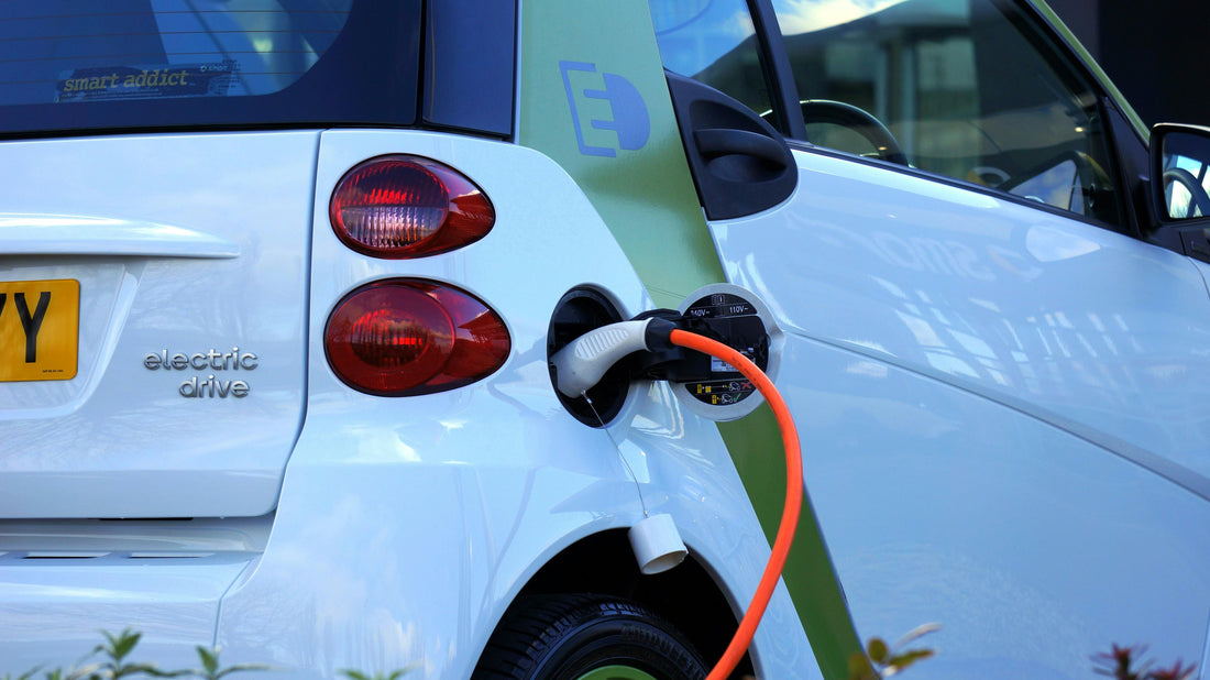 Brauchen E-Autos eine Starthilfe? Irrtümer erklärt.